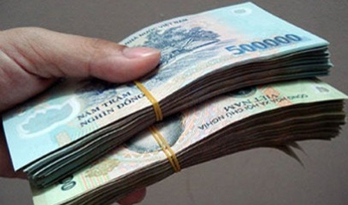 Be trai doi mua tra lai 100 trieu cho du khach danh roi hinh anh