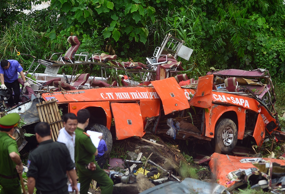 Khung canh tan hoang duoi day vuc noi xe khach gap nan hinh anh