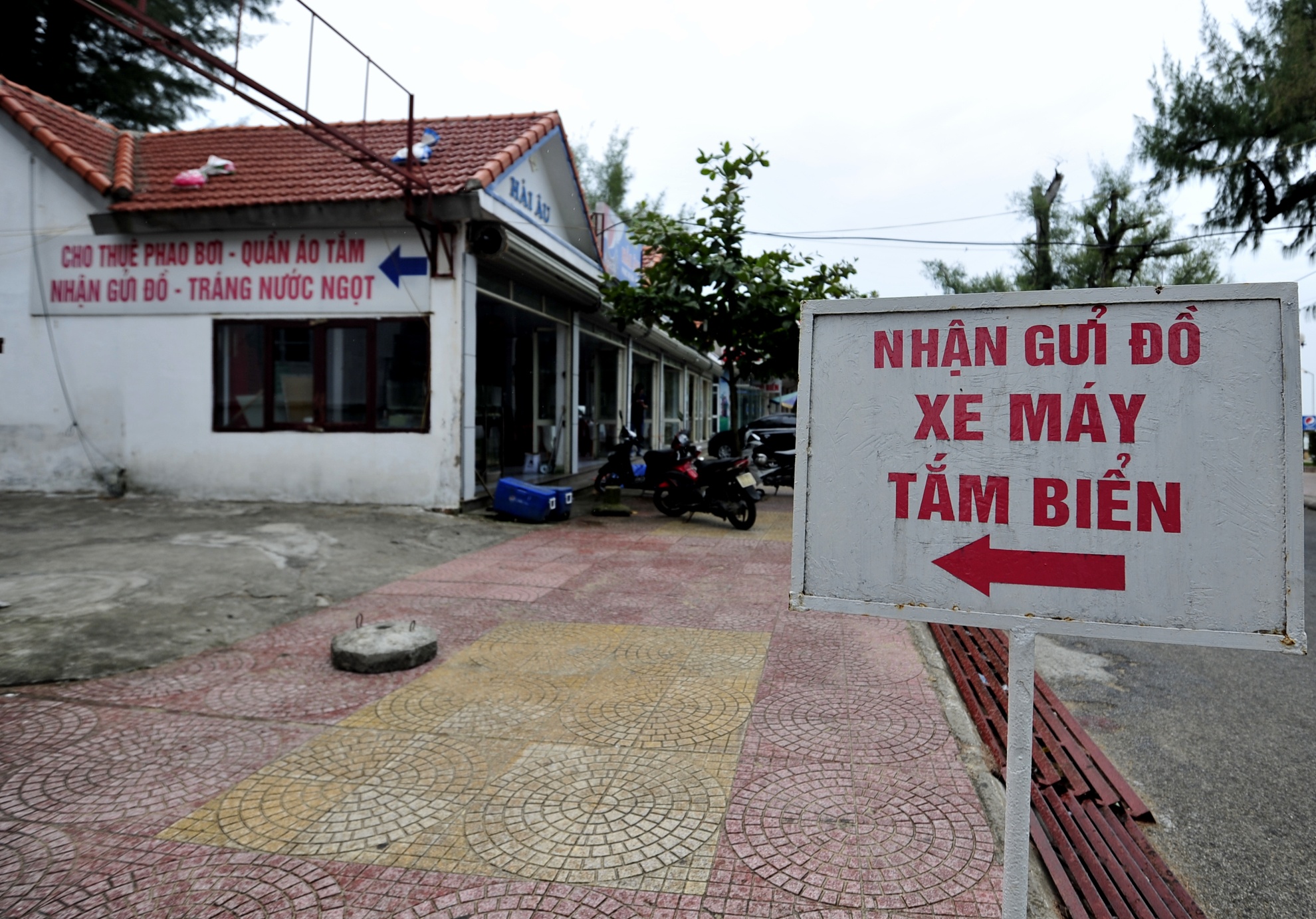 Một vài hàng ăn uống và trông xe tắm biển vấn có khách.