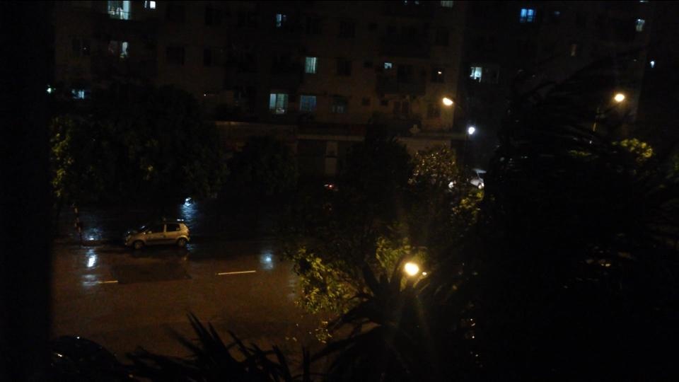 Clip gio rit o Ha Noi khi bao do bo hinh anh