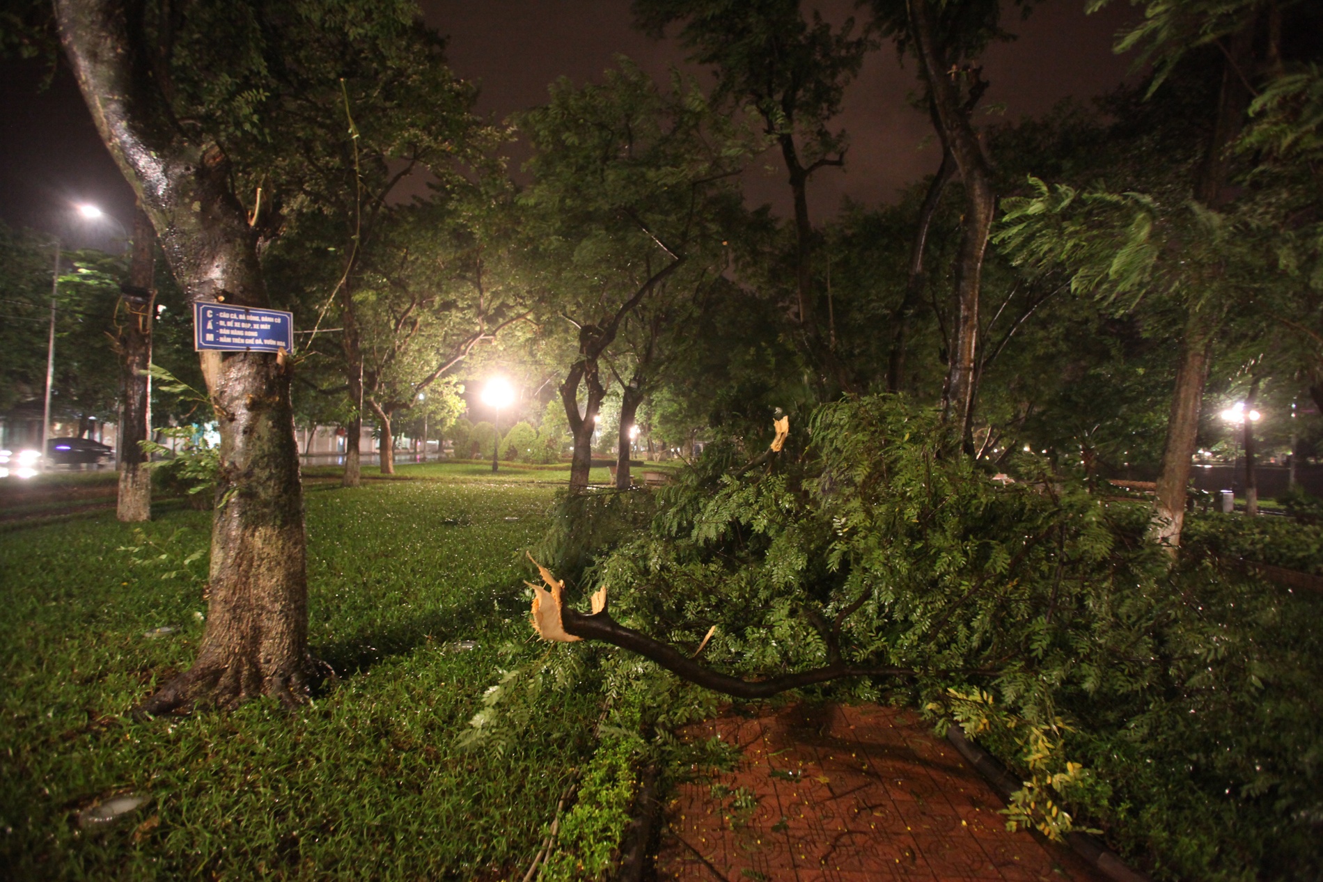 Công viên công đền Ngọc Sơn