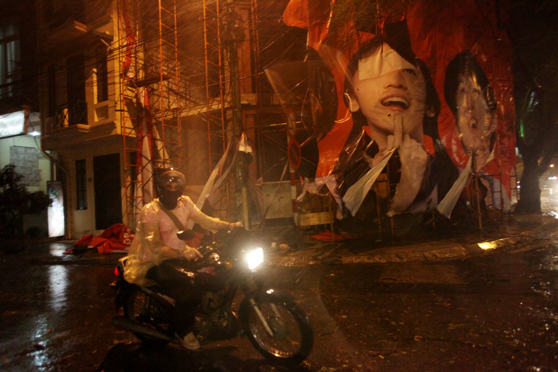 Đầu phố Trấn Vũ bạt chăng kín một ngôi nhà bị rách do gió giật quá mạnh