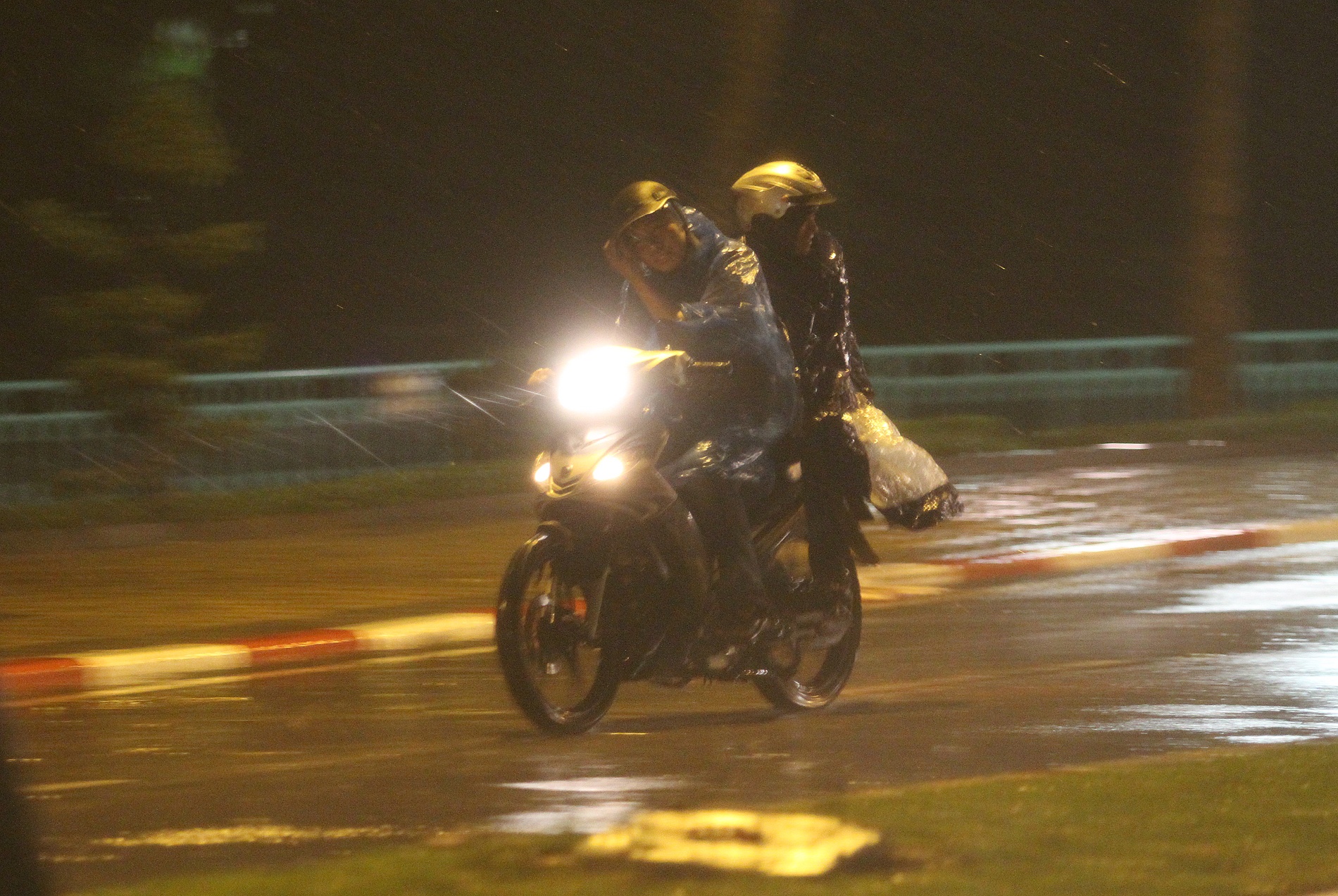 Đường Thanh niên gió thôi nghiêngngar khiến các phương tiện khó khăn trong việc lưu thông