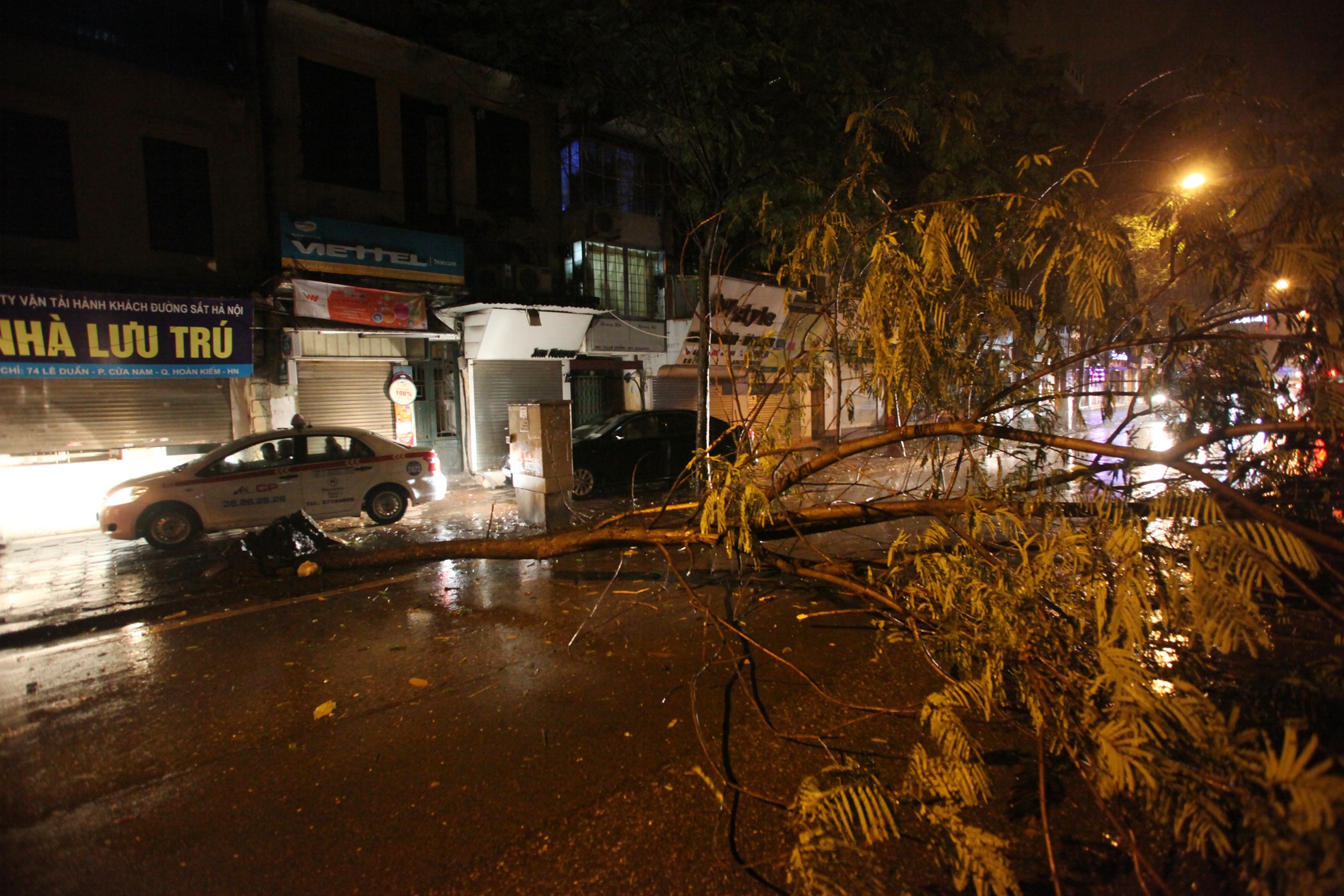 Ha Noi mua lon trong dem, cay do hang loat hinh anh