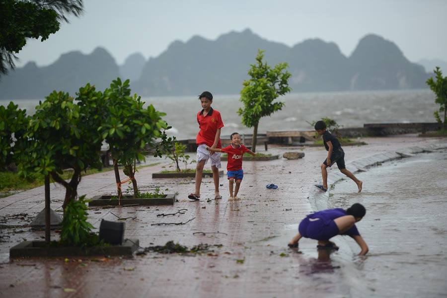 Nguoi lon, tre em ra de ngam song hinh anh