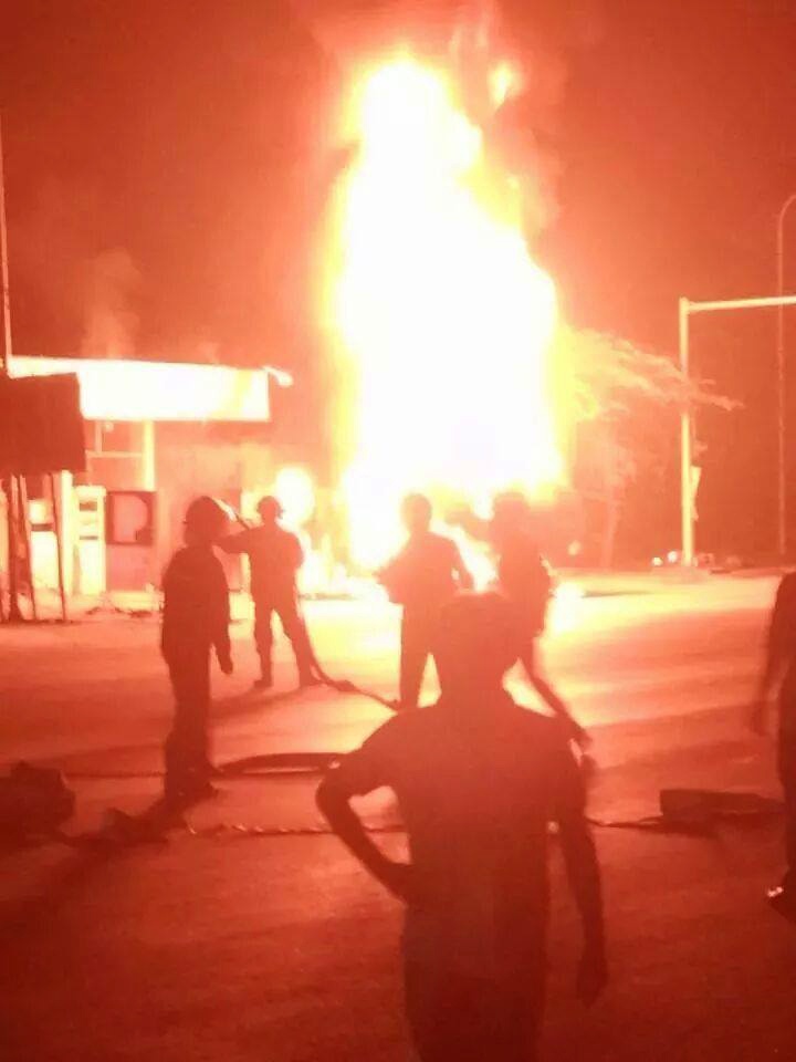 Xe bồn bùng cháy như một ngọn đuốc khổng lồ cao tới hàng chục mét (Ảnh do người dân cung cấp)