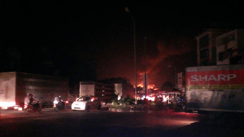 Xe bồn bùng cháy như một ngọn đuốc khổng lồ cao tới hàng chục mét (Ảnh do người dân cung cấp)