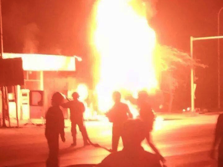 Xe bon chay ngun ngut tai cay xang, dan hoang loan hinh anh