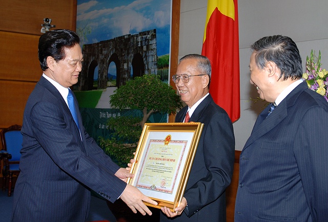 Tang Huan chuong Ho Chi Minh cho 2 nguyen pho thu tuong hinh anh
