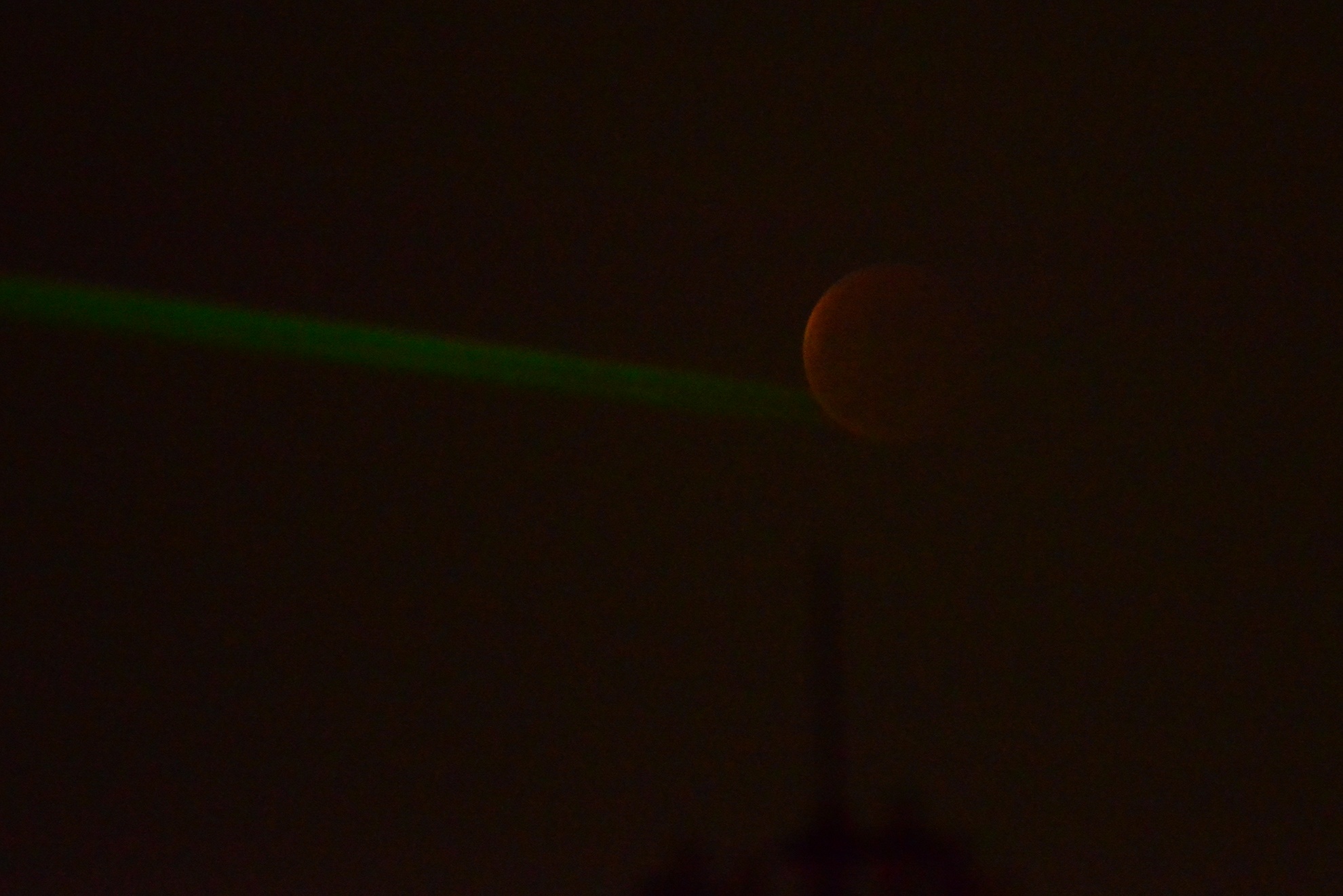 Đúng 18h15 trăng mới xuất hiện ở cuối chân trời phía đông, trời khá mù nên trăng xuất hiện muộn gần 1 tiếng so với dự kiến.