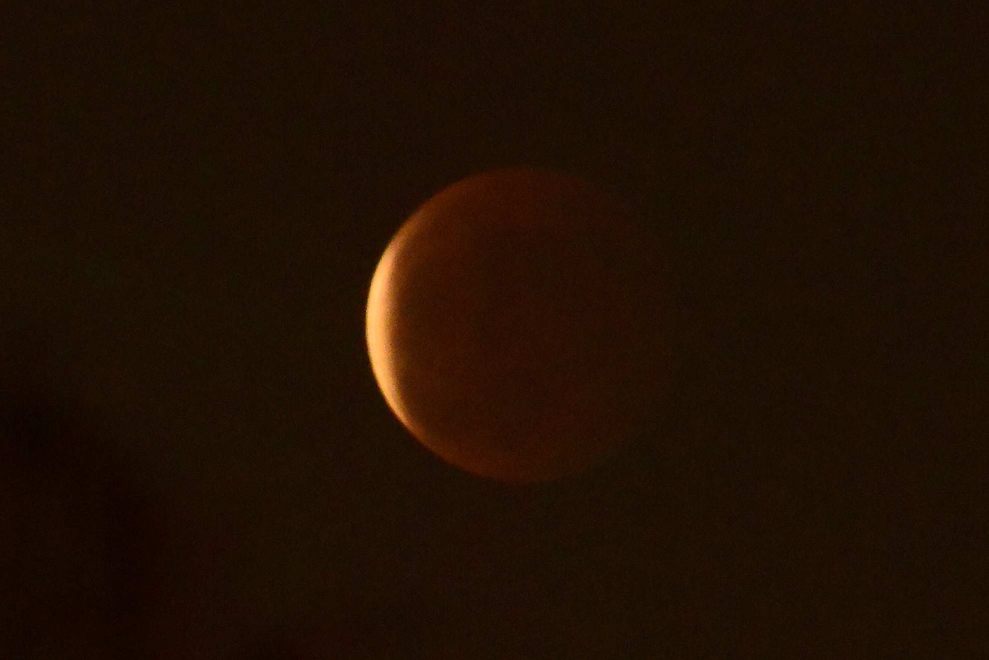 18h30 trăng rực rỡ nhất với màu đỏ như máu khi bị trái đất che khuất ánh sáng chiếu đến từ mặt trời.