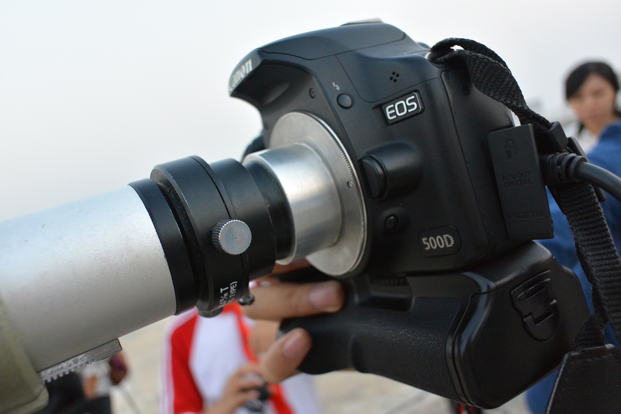 Các bạn trẻ trong clb sẵn sàng chuẩn bị với những ống kính thiên văn tiêu cự 700mm, 800mm, gắn kèm máy ảnh qua mout chuyển để chụp ảnh.