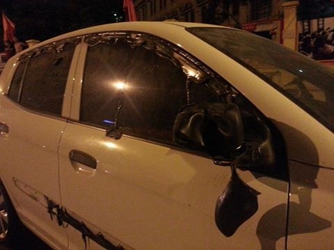 Một chiếc ô tô được đưa khỏi khu vực đám cháy. Ảnh: Mạnh Thắng.