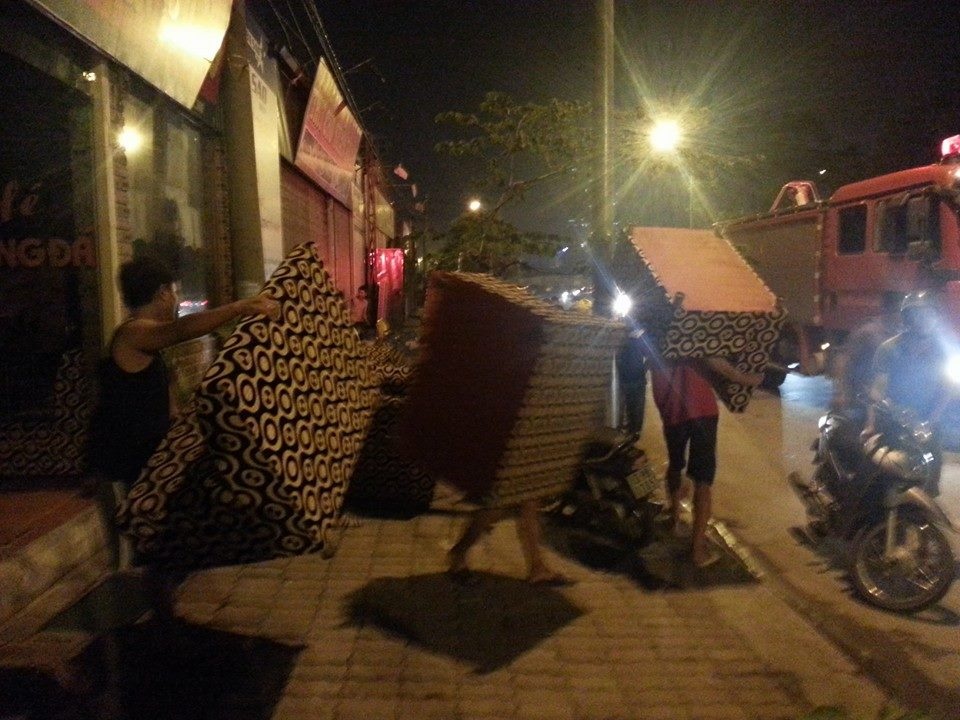 Nhân viên các cửa hàng gần đám cháy hốt hoảng sơ tán tài sản.