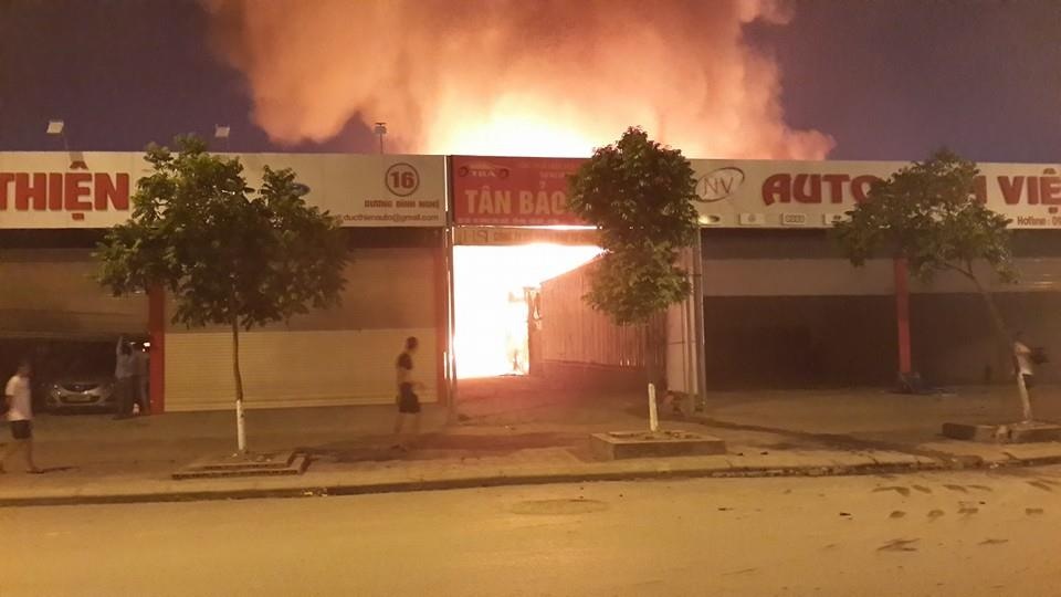 Hỏa hoạn sát đường Dương Đình Nghệ, nơi có hàng loạt garage ôtô, nhà hàng. Ảnh: otofun.