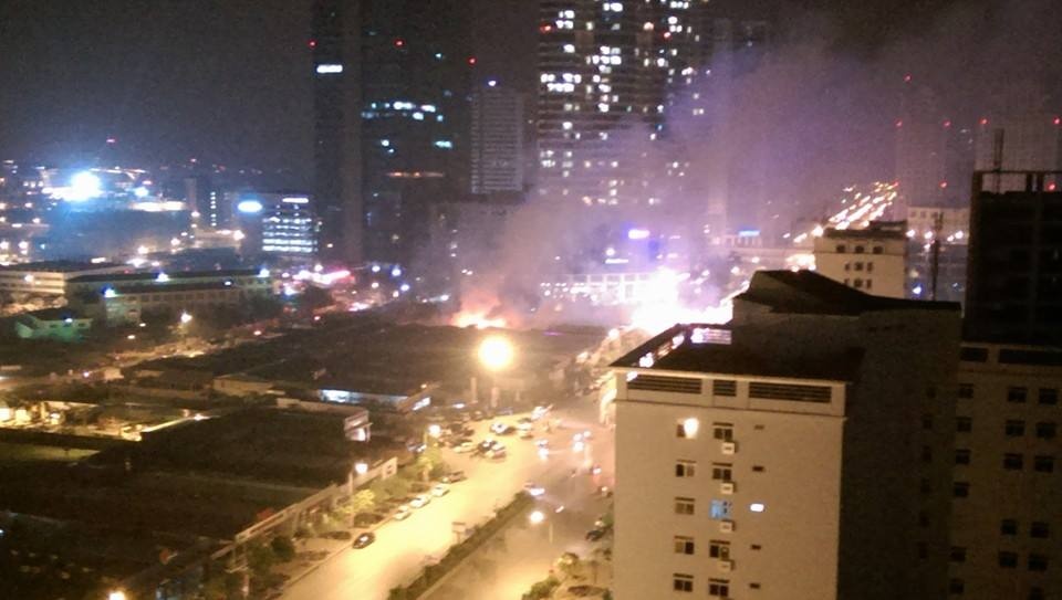 Hơn 23h, ngọn lửa vẫn bốc cao. Ảnh: otofun.