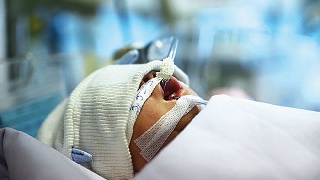 Bé trai đang được cấp cứu tại Bệnh viện Nhi Đồng 1 TP.HCM.