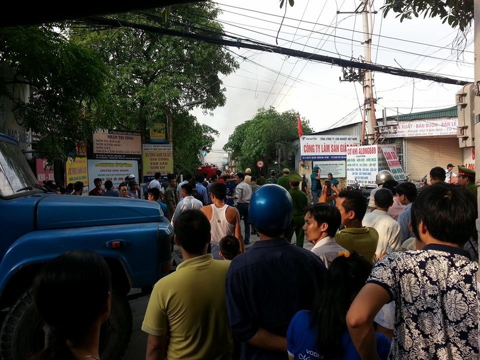 Người dân vây kín ngõ 32 Đại Từ theo dõi công tác chữa cháy.