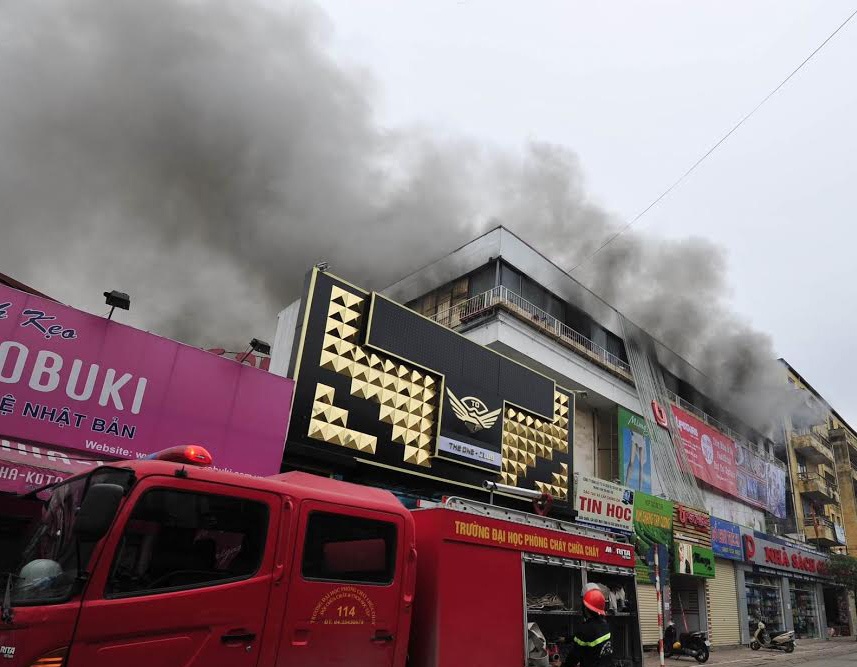 Chay toa nha to hop nha hang, san nhay, quan karaoke hinh anh