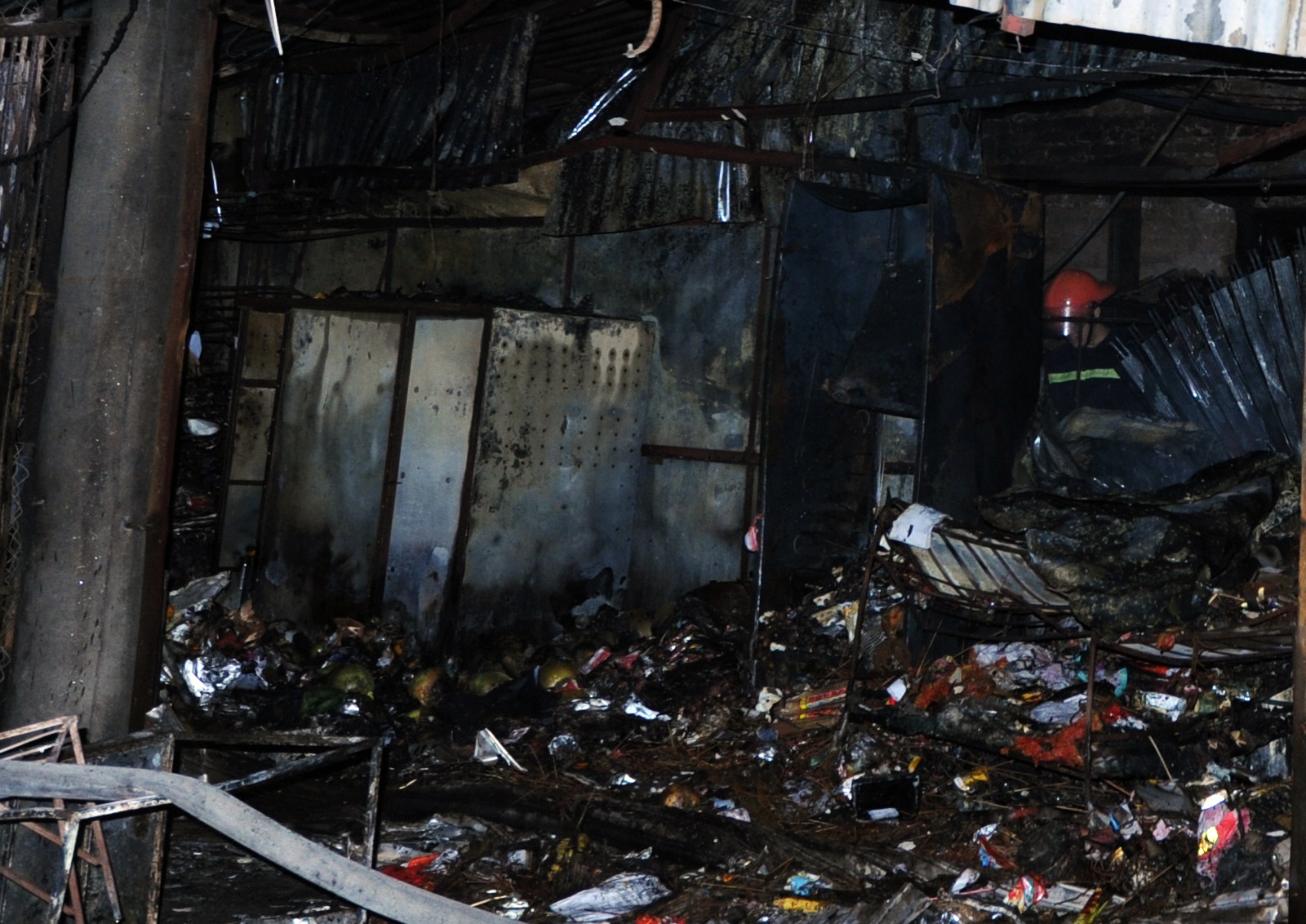 Lính cứu hỏa khống chế ngọn lửa lúc 23h đêm. Ảnh: Hoàng Anh.