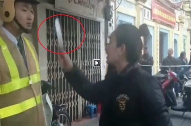 Clip co gai rut dao doa chem canh sat hinh anh