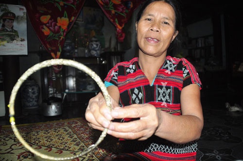 Mẹ của A Viết Thế (xã A Roàng, huyện A Lưới, tỉnh Thừa Thiên - Huế) khoe chiếc vòng bạc có được nhờ gả con gái.