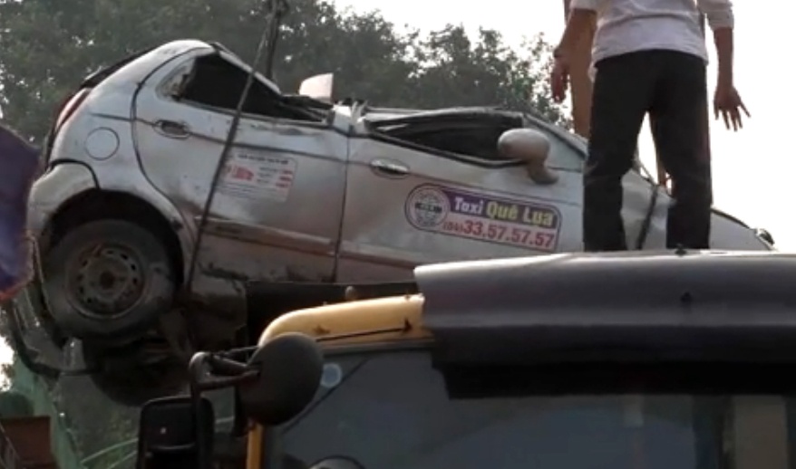 May xuc, can cau giai cuu taxi duoi 80 tan be tong hinh anh