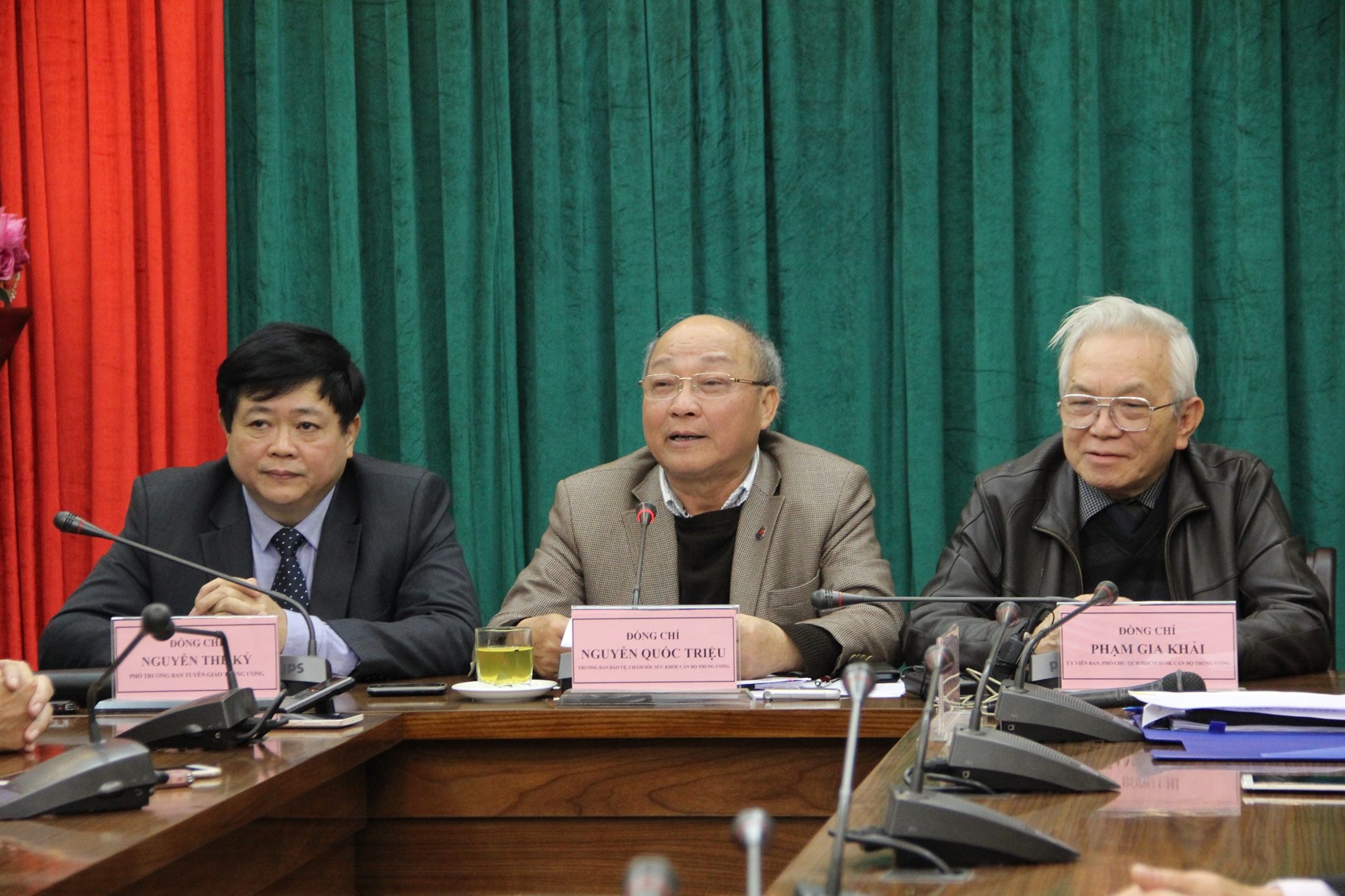 Bác sĩ Nguyễn Quốc Triệu (giữa) và bác sĩ Phạm Gia Khải (phải) tại cuộc gặp cung cấp thông tin. Ảnh: Công Khanh.