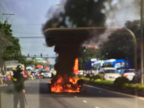 Xe dan doan dua chay no, mot nguoi bi thuong hinh anh