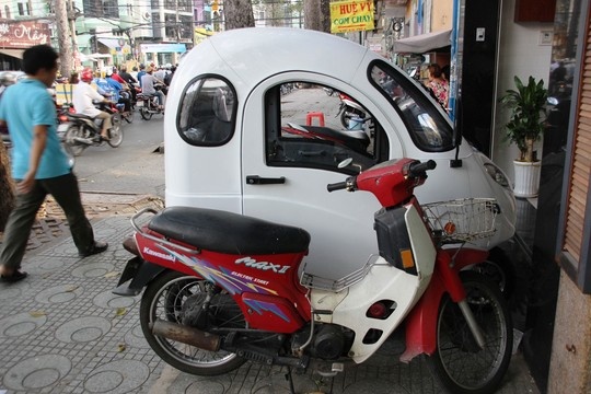 Một chiếc ô tô điện đỗ trên đường ở TP HCM.