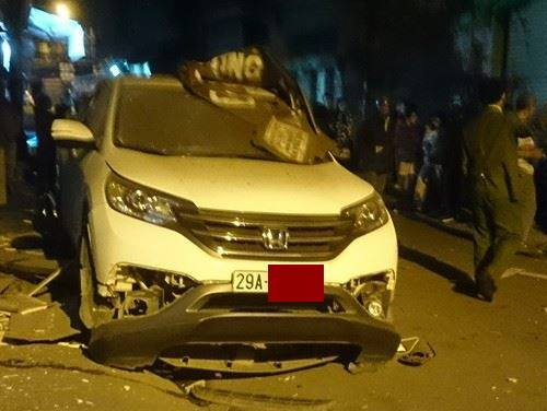 Honda CRV no tung trong dem, ca khu pho thao chay hinh anh