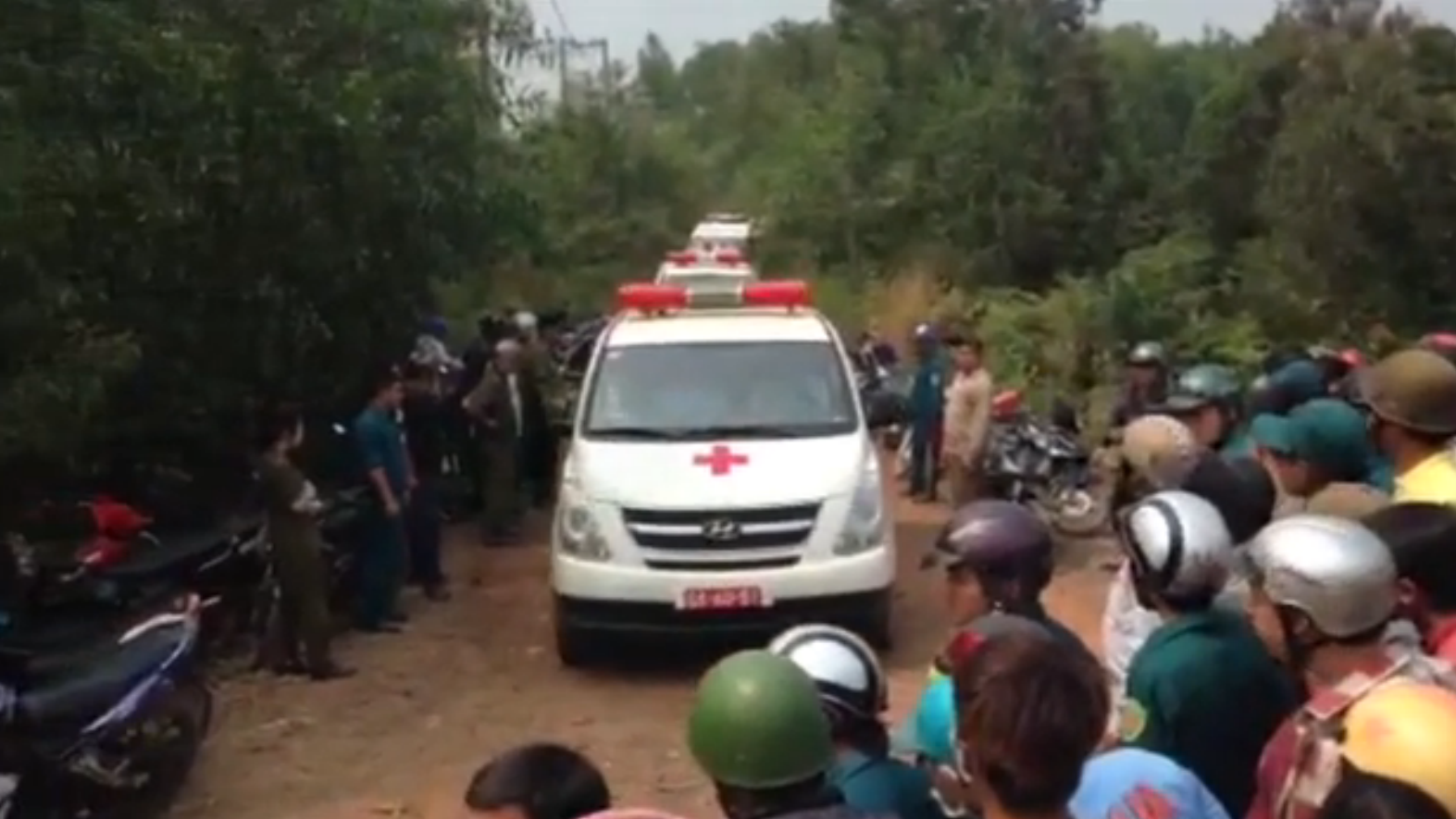 Xe cuu thuong dua thi the cac chien si ra ngoai hinh anh