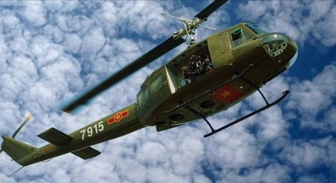 Một chiếc UH-1 Iroquois, loại máy bay trực thăng do hãng Bell chế tạo.