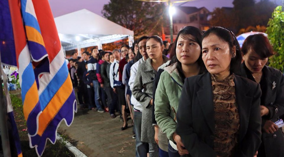 Nguoi dan xep hang dai den toi vieng ong Ba Thanh hinh anh