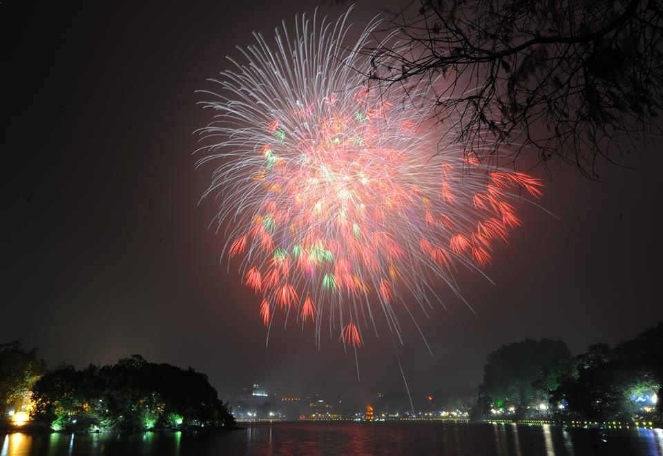 Tại hồ Gươm, thời tiết đẹp giúp người dân chiêm ngưỡng trọn vẹn 15 phút pháo hoa đón năm mới.