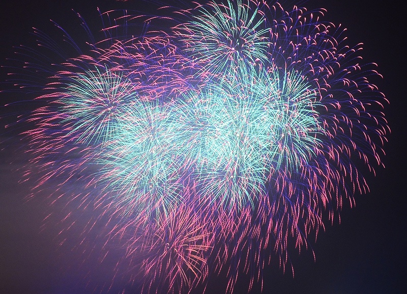 Phao hoa nghe thuat tren cau Nhat Tan nhin tu flycam hinh anh