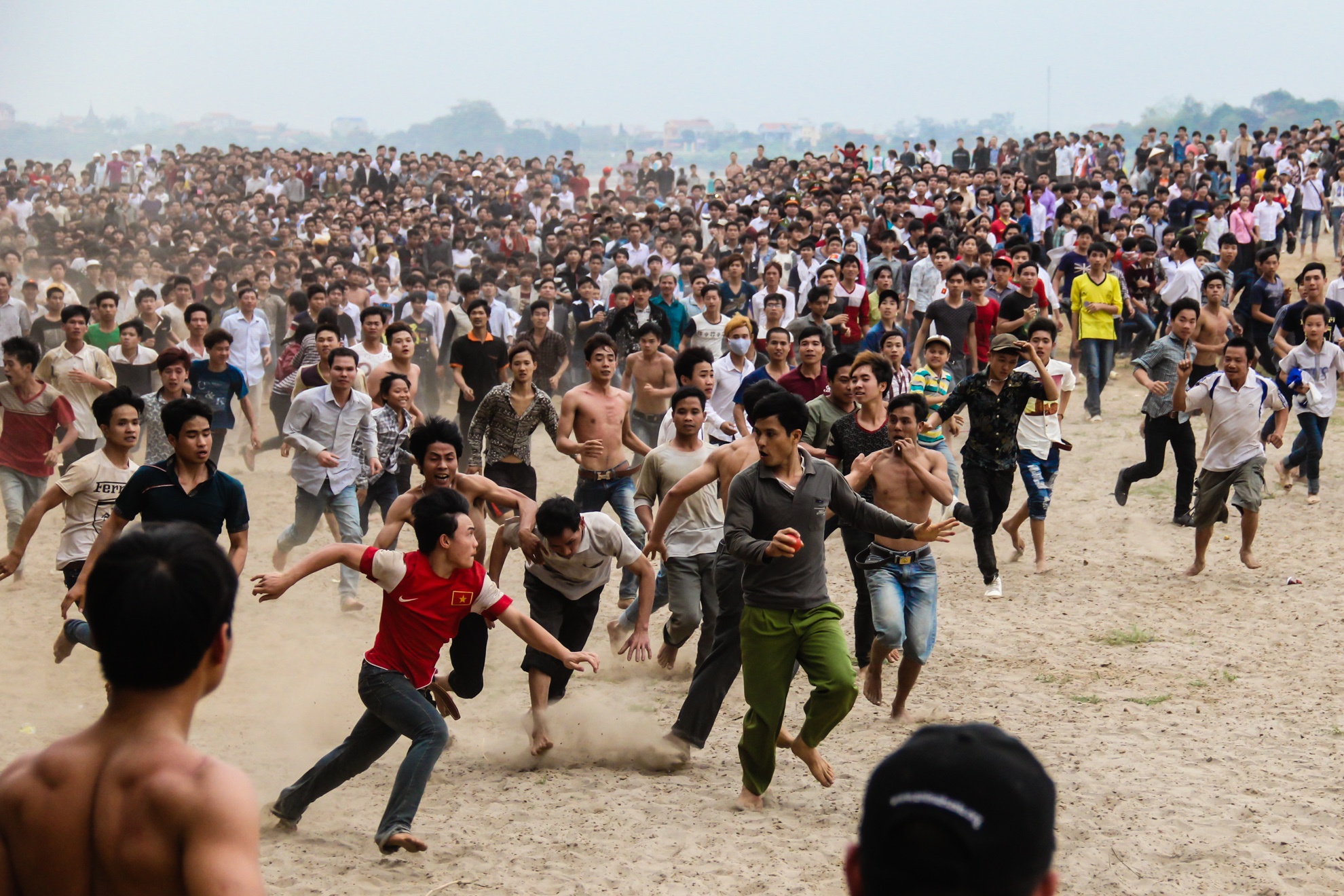 Canh hang ngan nguoi du hoi cuop phet nhin tu flycam hinh anh