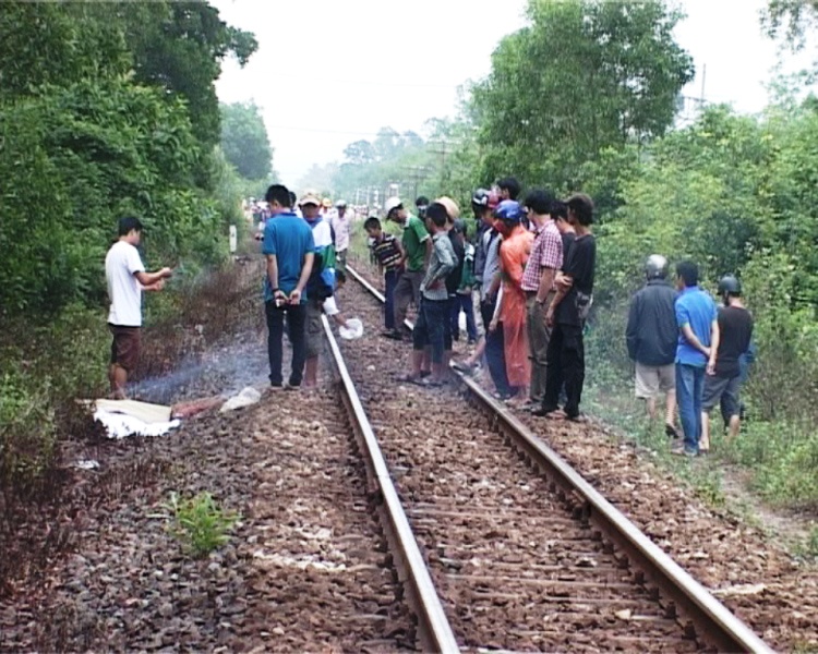 Tau lua SE2 dam xe may, hai nguoi chet hinh anh