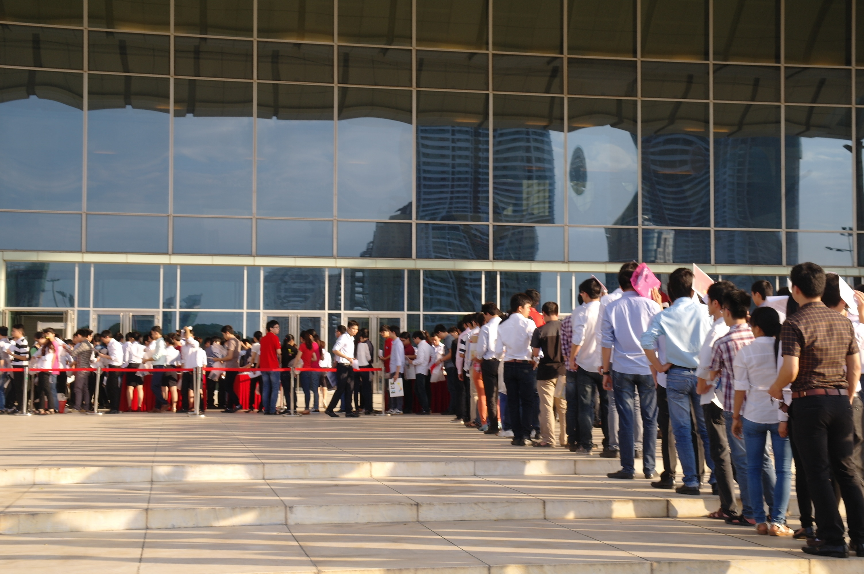 Tuyen dung ky luc so luong cu nhan, ky su o Viet Nam hinh anh