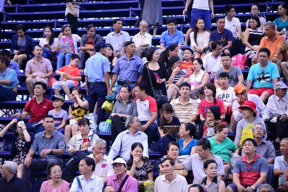 Nguoi dan nuom nuop di xem phao hoa hinh anh