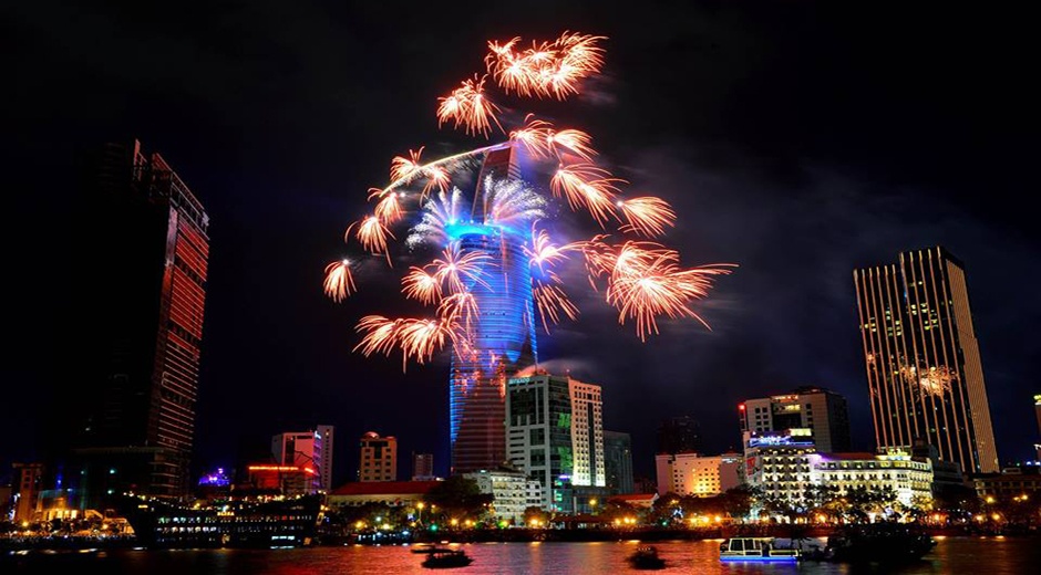 Xem phao hoa voi bua an tom hum 10 trieu hinh anh