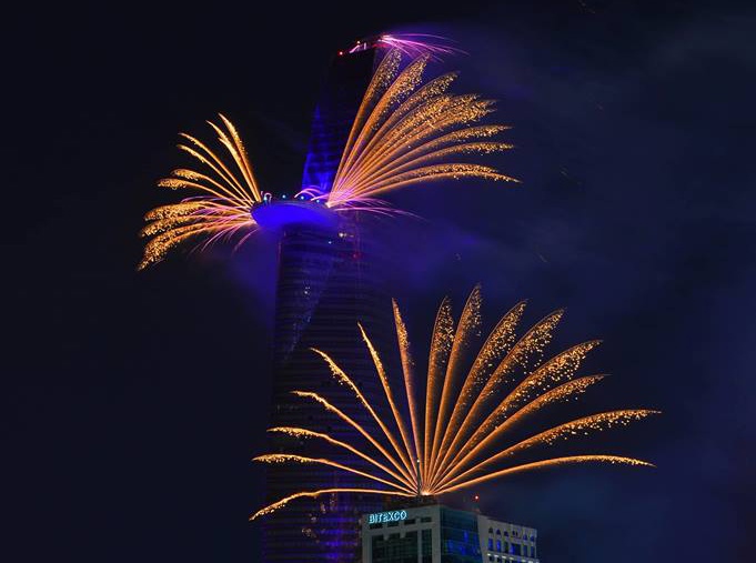 Nguoi Sai Gon ngoi chat kin duong xem phao hoa hinh anh