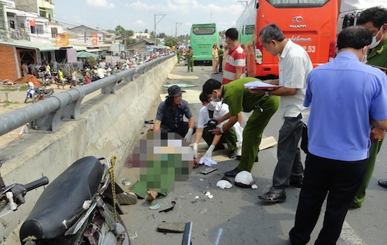 Hai xe giuong nam tranh nhau qua cau, tong 4 nguoi chet hinh anh