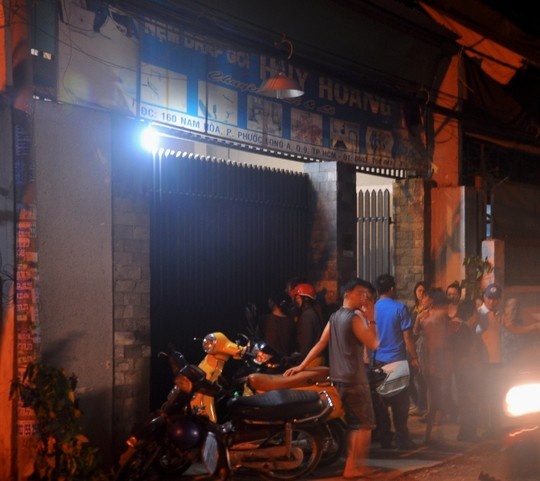 Chong treo co chet trong nha, vo be bet mau chay ra keu cuu hinh anh