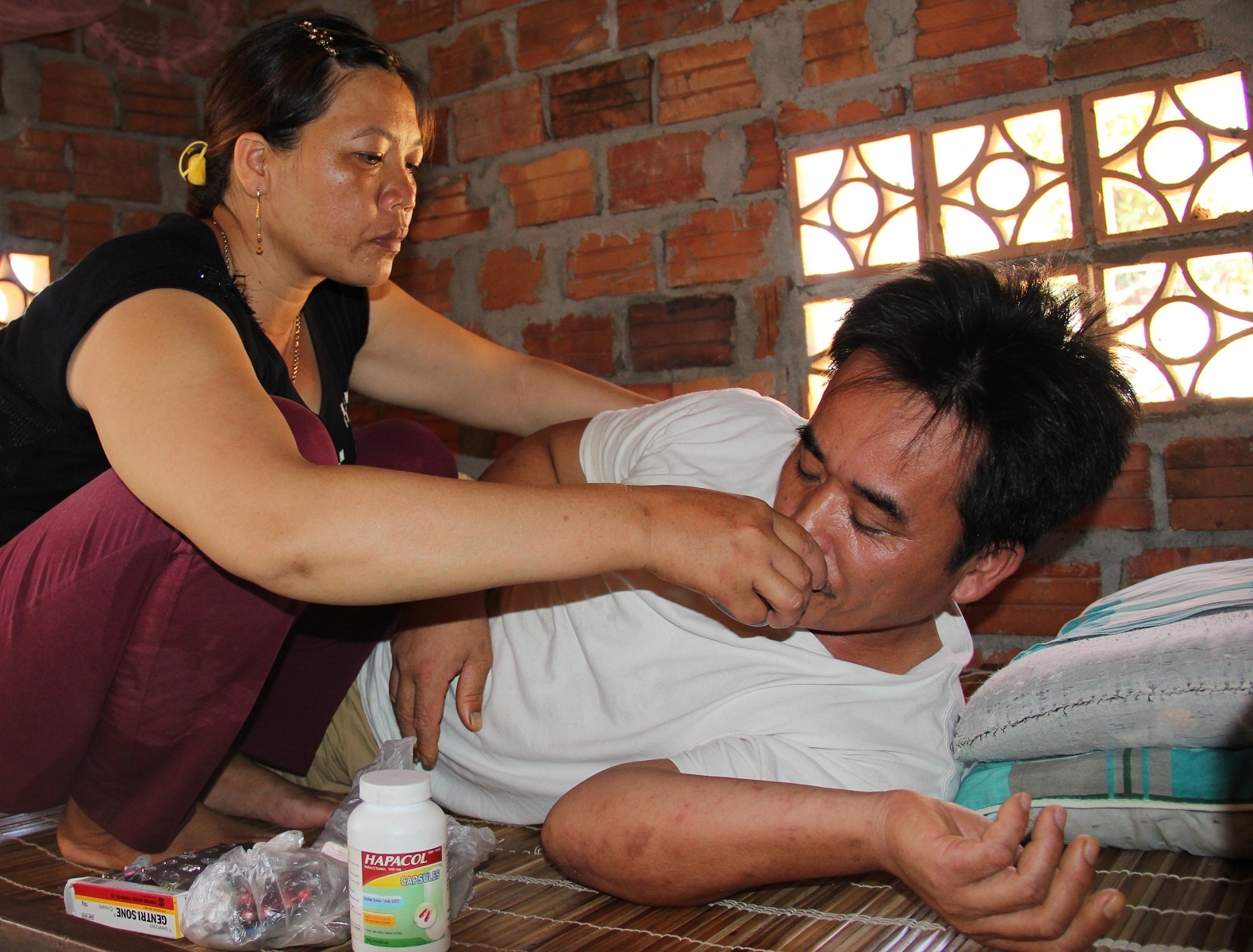 Uat nghen noi com cua ngu dan bi danh cuop hinh anh