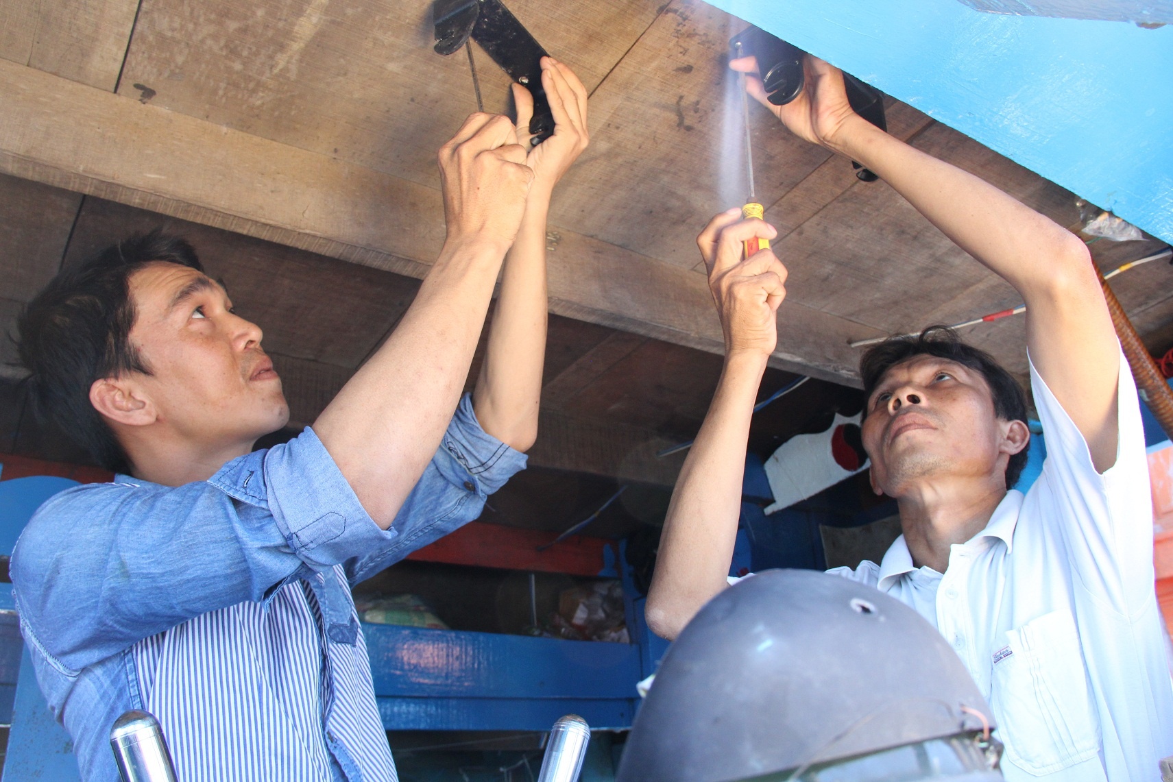 Máy dò cá, máy định vị bị Trung Quốc cướp sạch, anh Phú phải vay mượn tiền lắp lại.