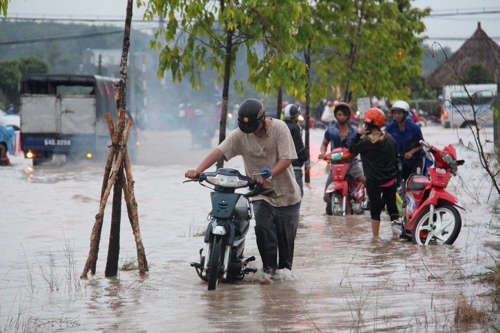 Quoc lo 13 ngap nang, hang tram xe chet may hinh anh