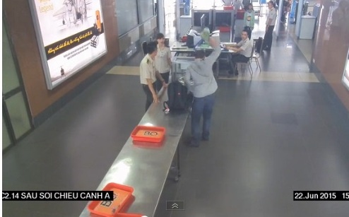 Bi phat vi nem ca mam tai san bay hinh anh