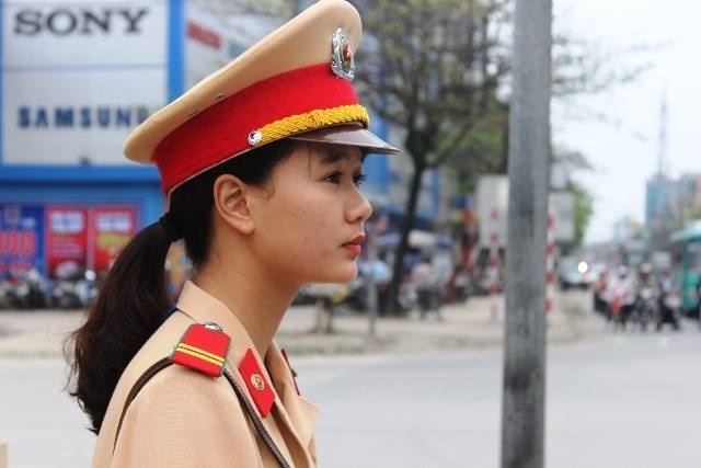 Nhiều nữ CSGT phơi mình dưới cái nắng trên 40 độc C để làm nhiệm vụ.