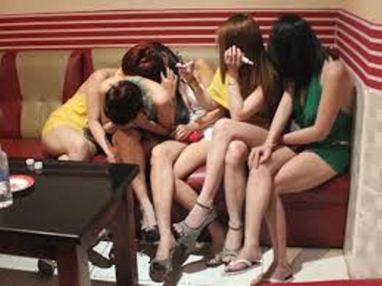 Bat qua tang nhan vien quan bar mua khieu dam phuc vu khach hinh anh